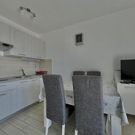 Cozy Apartment Rosmarin With A Sea View Krk Town Exterior foto